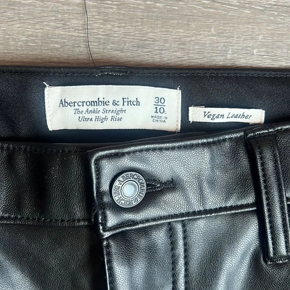 Abercrombie & Fitch The Ankle Straight Ultra High Rise vegan leather - Picture 7 of 12
